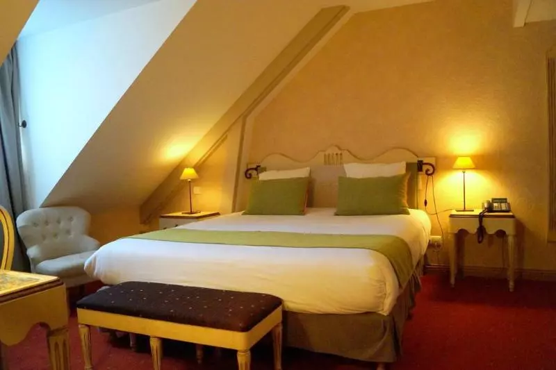 Отель Logis Hostellerie Des Clos Et Restaurant Bistrot Des Grands Crus