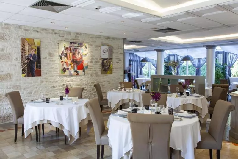 Отель Logis Hostellerie Des Clos Et Restaurant Bistrot Des Grands Crus
