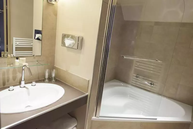 Отель Logis Hostellerie Des Clos Et Restaurant Bistrot Des Grands Crus