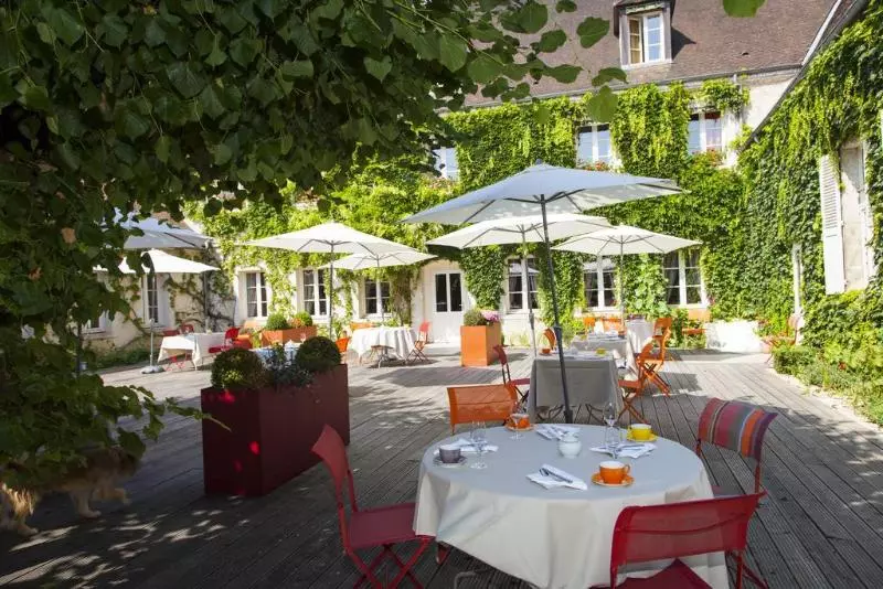 Отель Logis Hostellerie Des Clos Et Restaurant Bistrot Des Grands Crus