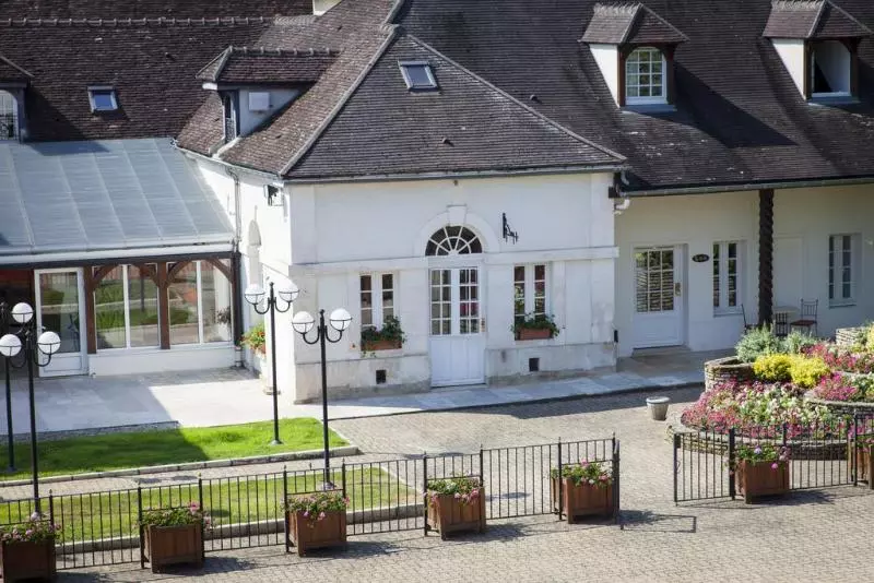 Отель Logis Hostellerie Des Clos Et Restaurant Bistrot Des Grands Crus