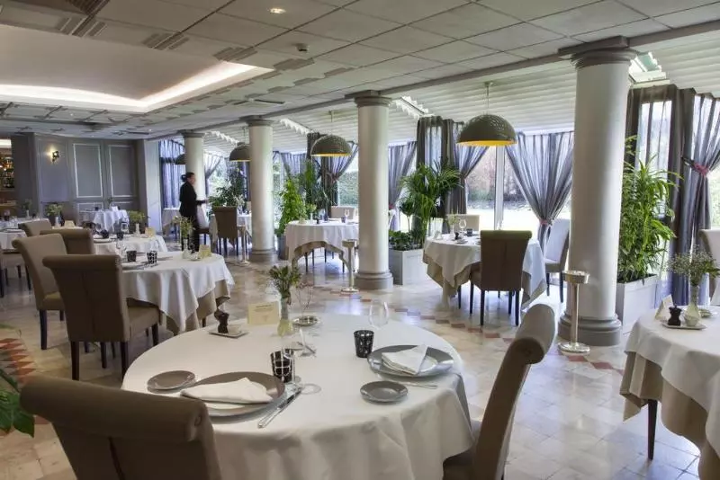 Отель Logis Hostellerie Des Clos Et Restaurant Bistrot Des Grands Crus