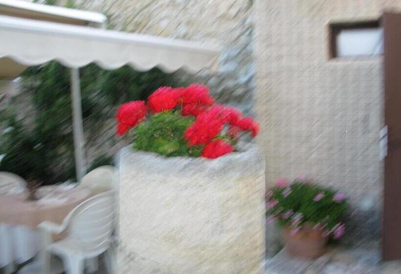 호텔 Logis Hôtel Restaurant Les Géraniums