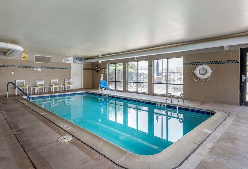 호텔 Comfort Inn & Suites