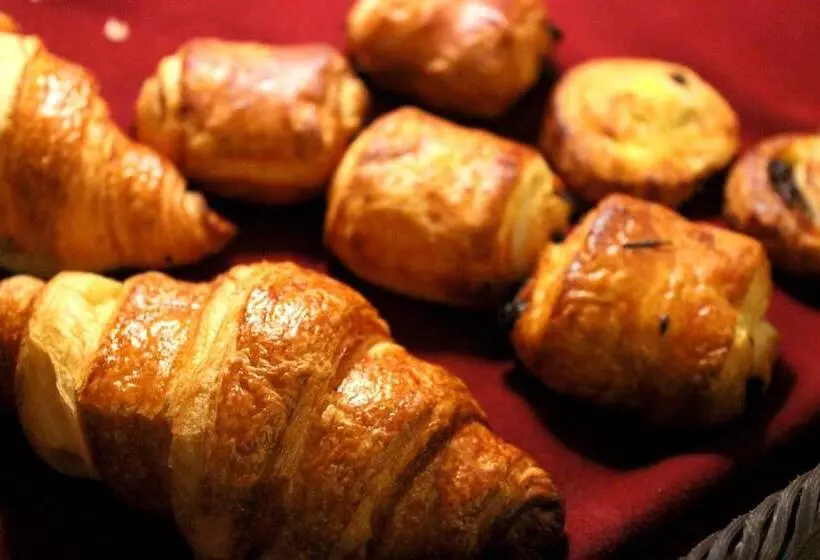 בית מלון כפרי Hôtel De France   Restaurant L Insolite