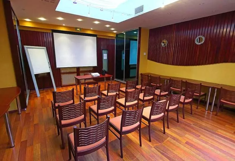 호텔 Hôtel Restaurant L Hirondelle