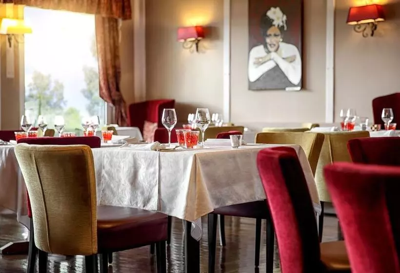Отель Logis Hôtel Restaurant Les Voyageurs