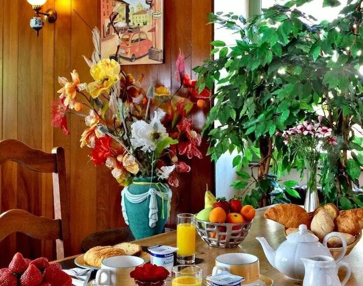 Отель Logis Hôtel Restaurant Les Voyageurs