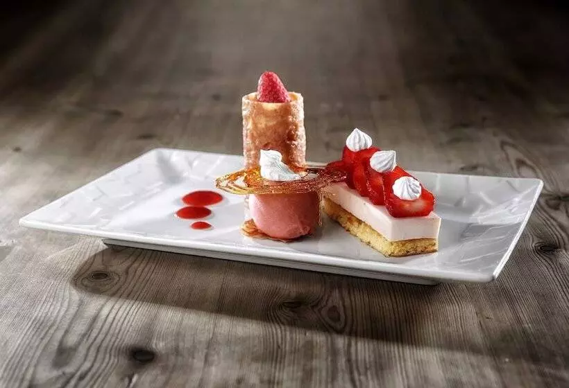 Отель Logis Hôtel Restaurant Les Voyageurs