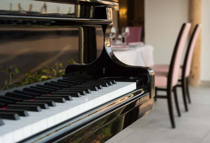 Otel Logis Aux Maisons