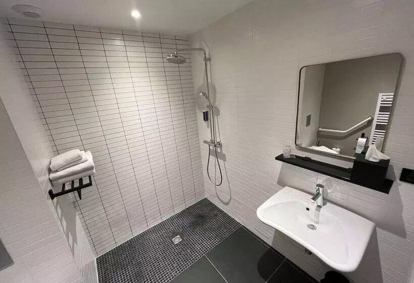 Brit Hotel Les Voyageurs