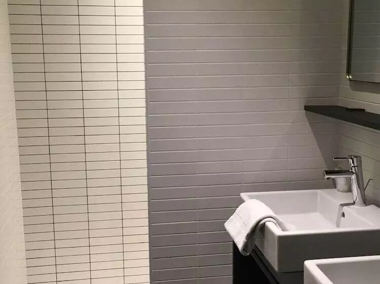 Brit Hotel Les Voyageurs