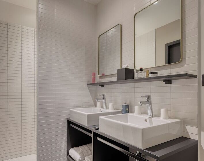 Brit Hotel Les Voyageurs