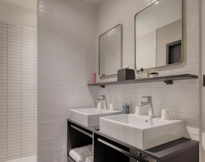 Brit Hotel Les Voyageurs