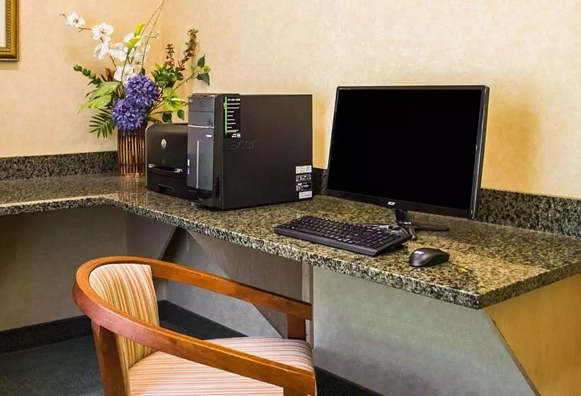 בית מלון כפרי Comfort Inn Guilford Near I95