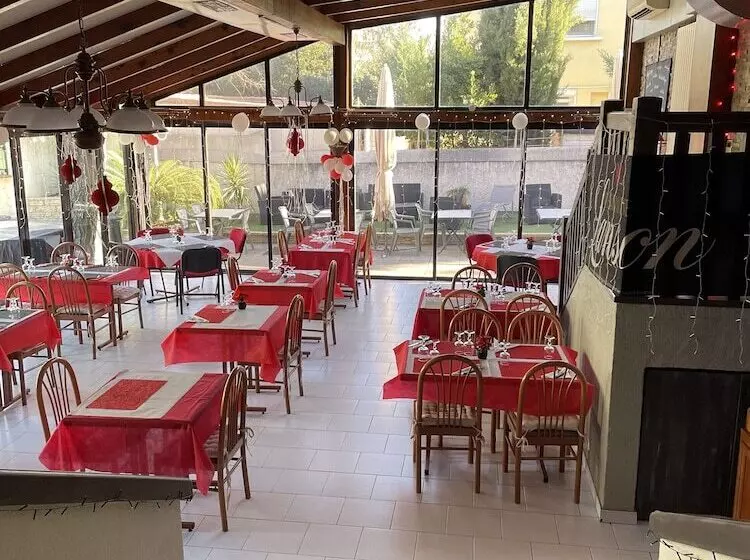 ホテル Les Cigalons