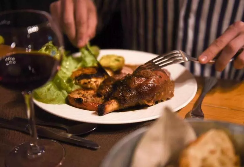 Отель Auberge De La Tour De Brison