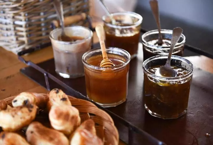 Отель Auberge De La Tour De Brison