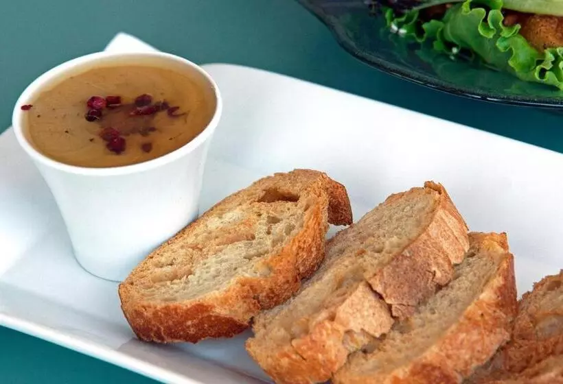 Отель Auberge De La Tour De Brison