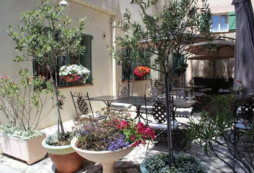 Отель Hôtel Le Clos Des Pins