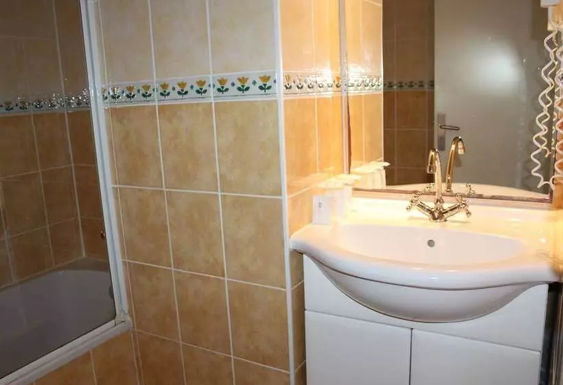 Отель Hôtel Le Clos Des Pins