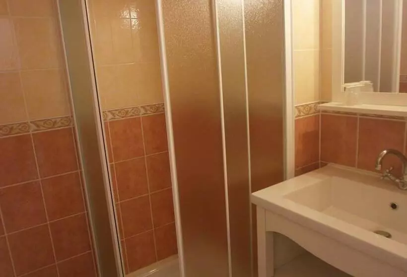 Отель Hôtel Le Clos Des Pins