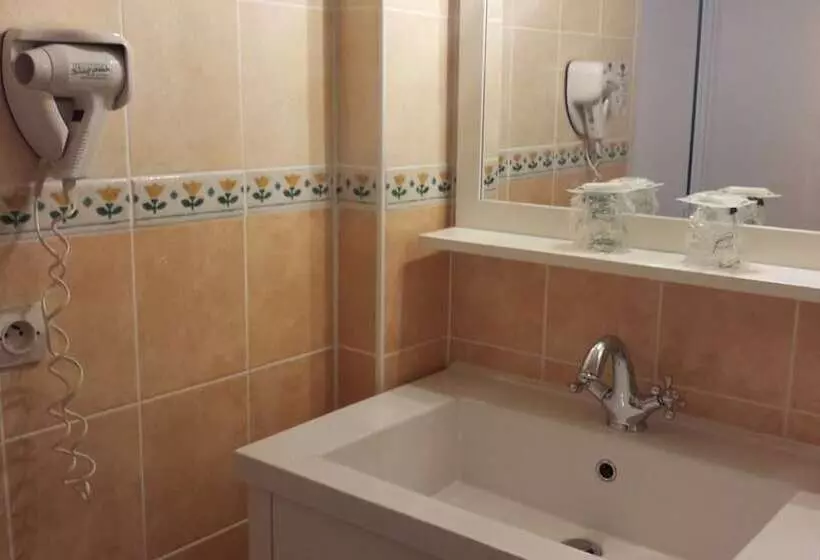 Отель Hôtel Le Clos Des Pins