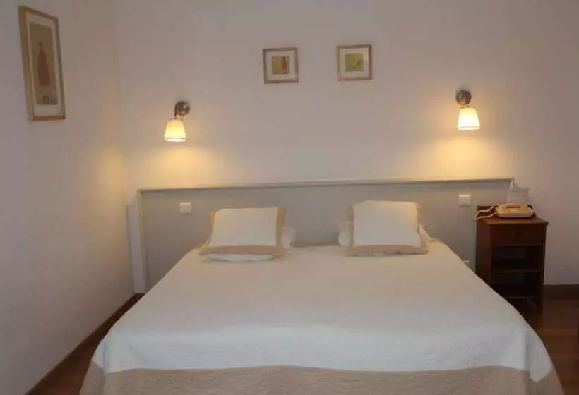 Отель Hôtel Le Clos Des Pins