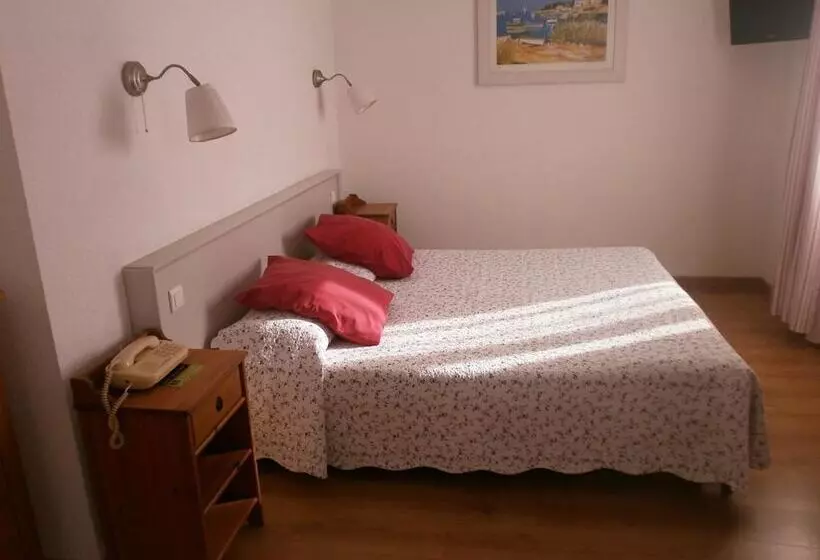 Отель Hôtel Le Clos Des Pins