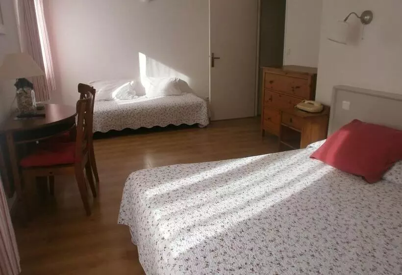 Отель Hôtel Le Clos Des Pins