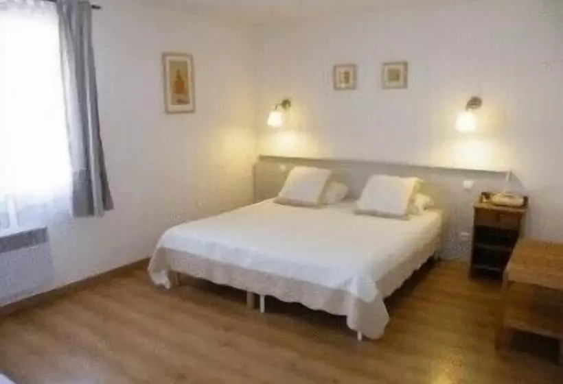 Отель Hôtel Le Clos Des Pins