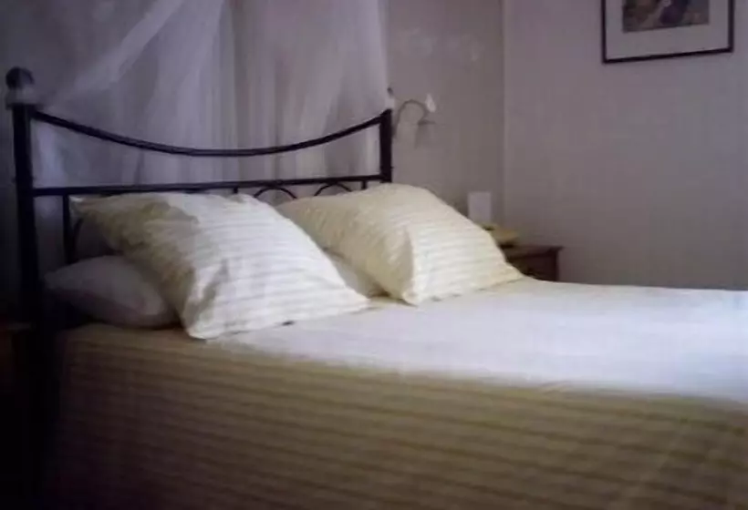 Отель Hôtel Le Clos Des Pins