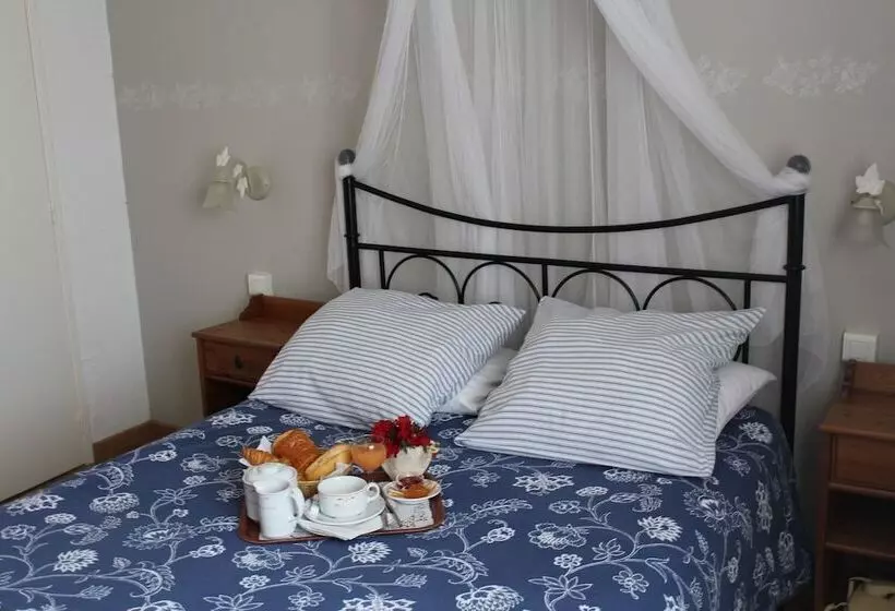 Отель Hôtel Le Clos Des Pins