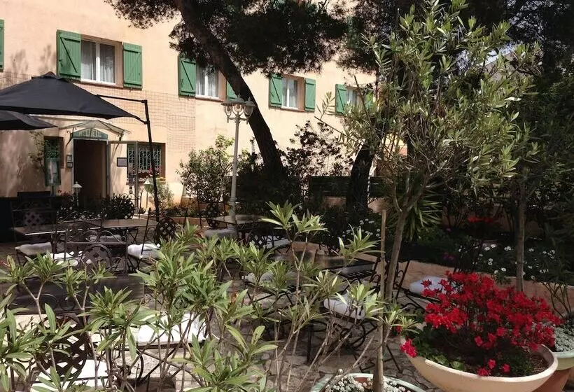 Отель Hôtel Le Clos Des Pins