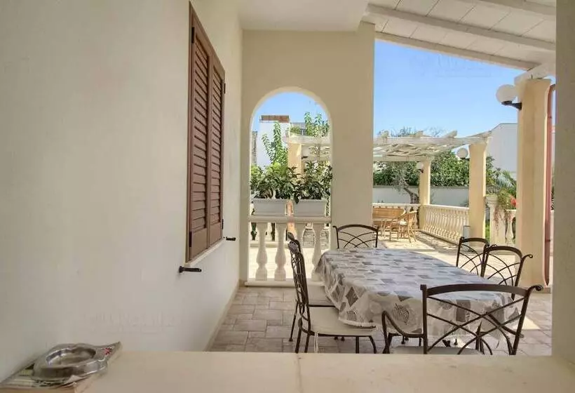 Aamiaismajoitus (B&B) Triple Room City Centre With Ac,wifi,garden,bike