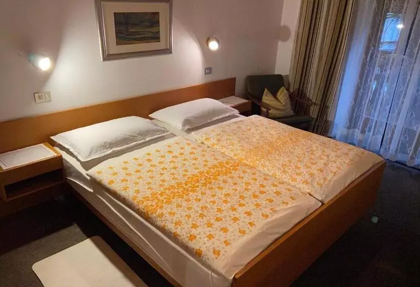 Hotelli Gasthof Albergo Ressmair