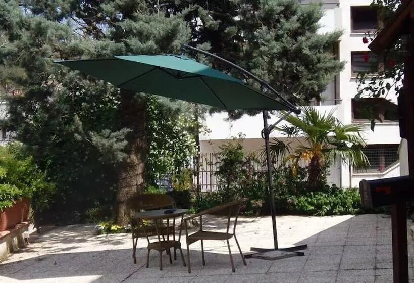 ベッドアンドブレックファースト B B La Villa