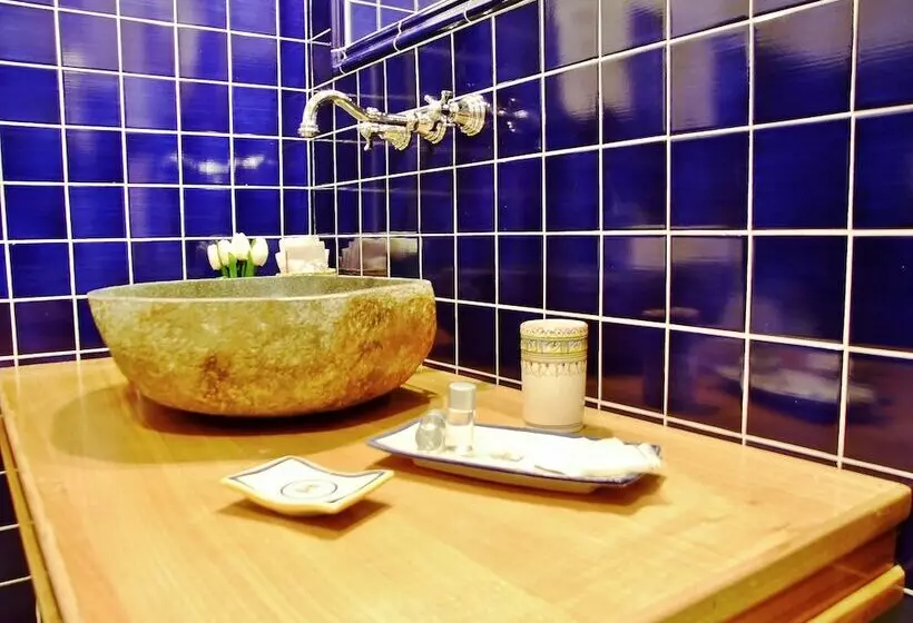 تختخواب و صبحانه L Una Di Notte