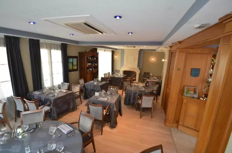 Отель Logis Hôtel Le Saint Georges