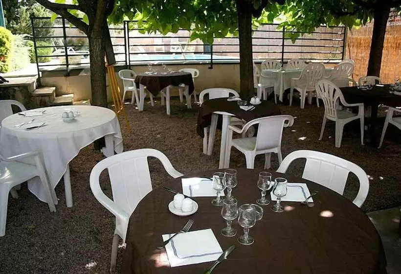 Отель Logis L Auberge Bourbonnaise