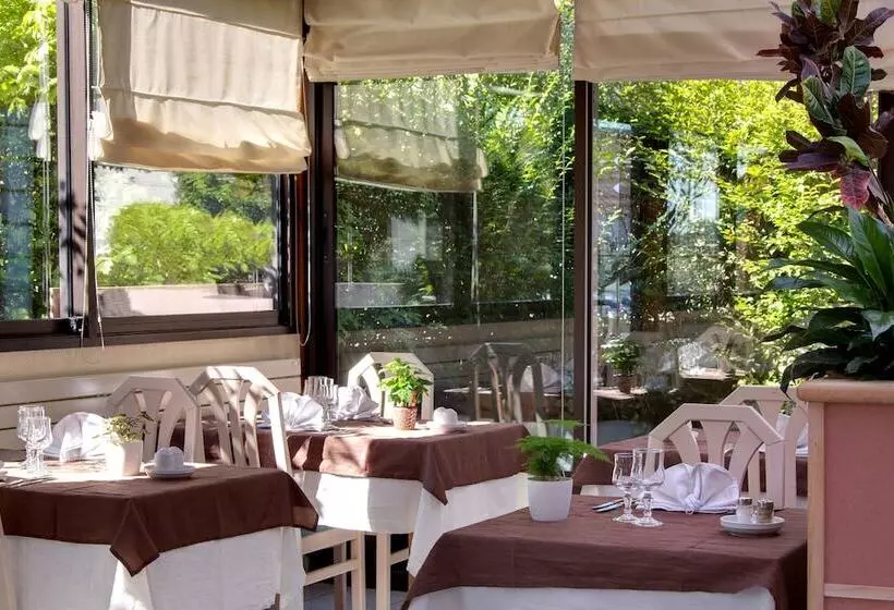 Отель Logis L Auberge Bourbonnaise