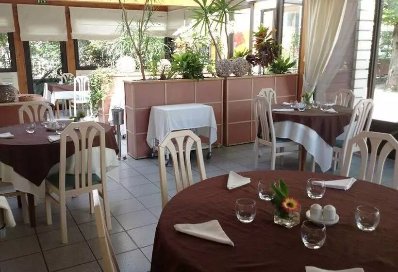 Отель Logis L Auberge Bourbonnaise