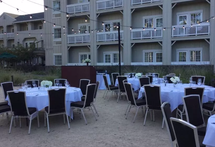 Отель River Terrace Inn, A Noble House