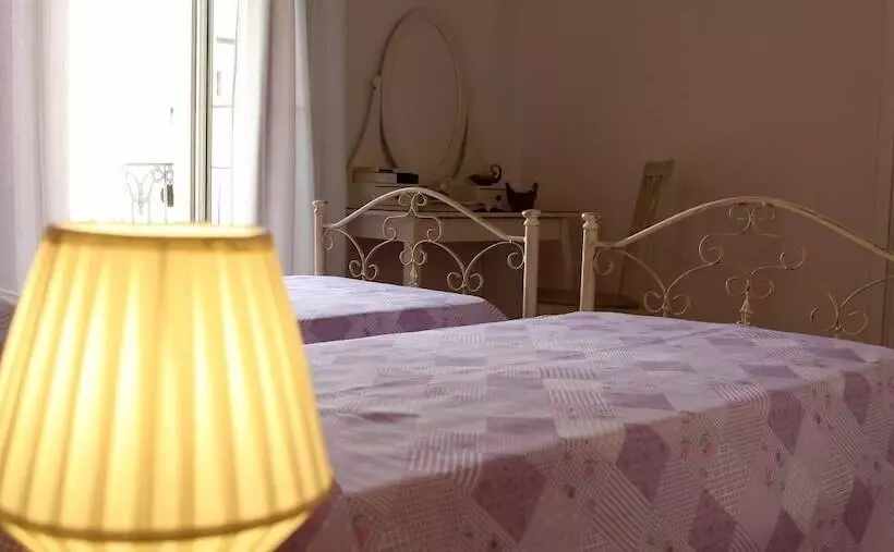 تختخواب و صبحانه La Terrazza Del Poeta
