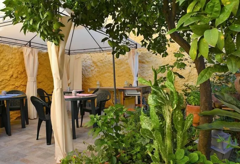 B&b Il Melograno Antico Con Terrazza E Giardino