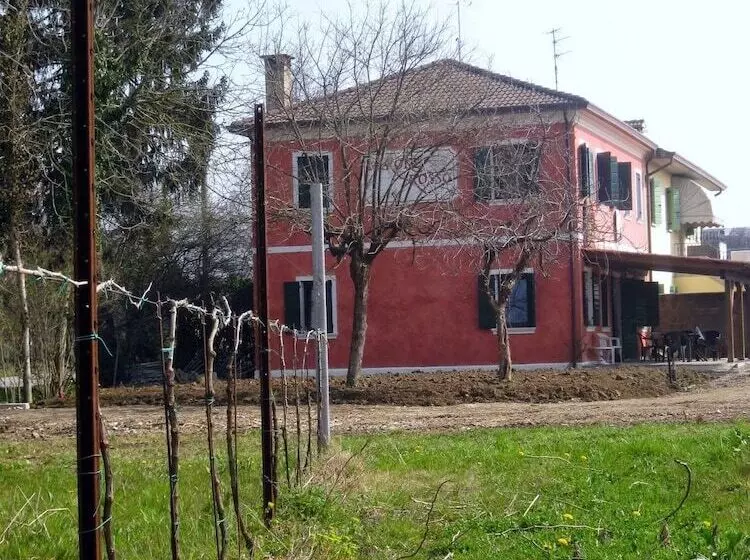 تختخواب و صبحانه Barone Rosso