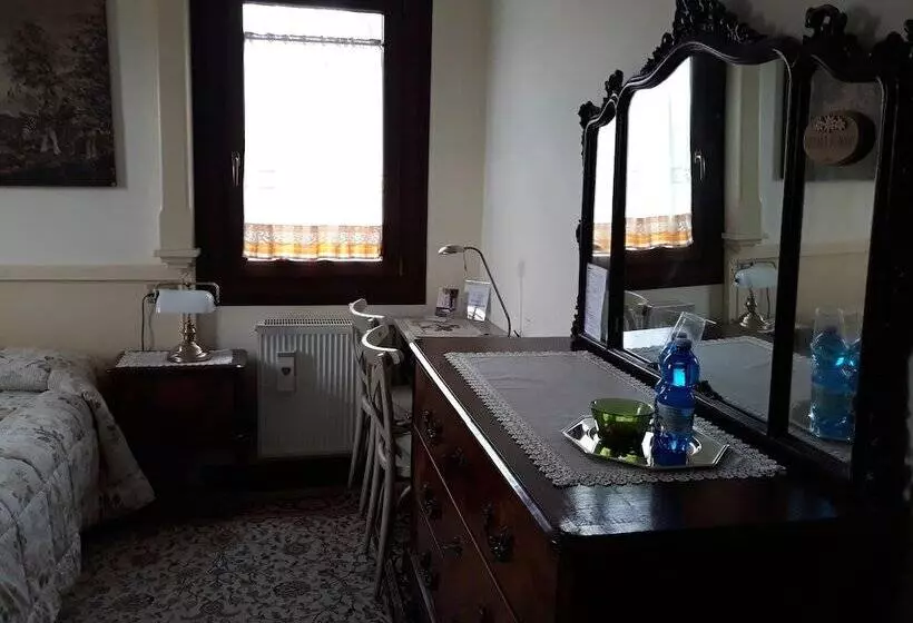 تختخواب و صبحانه Barone Rosso