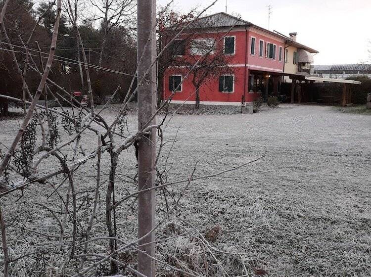 تختخواب و صبحانه Barone Rosso