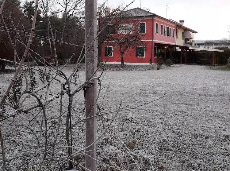 تختخواب و صبحانه Barone Rosso