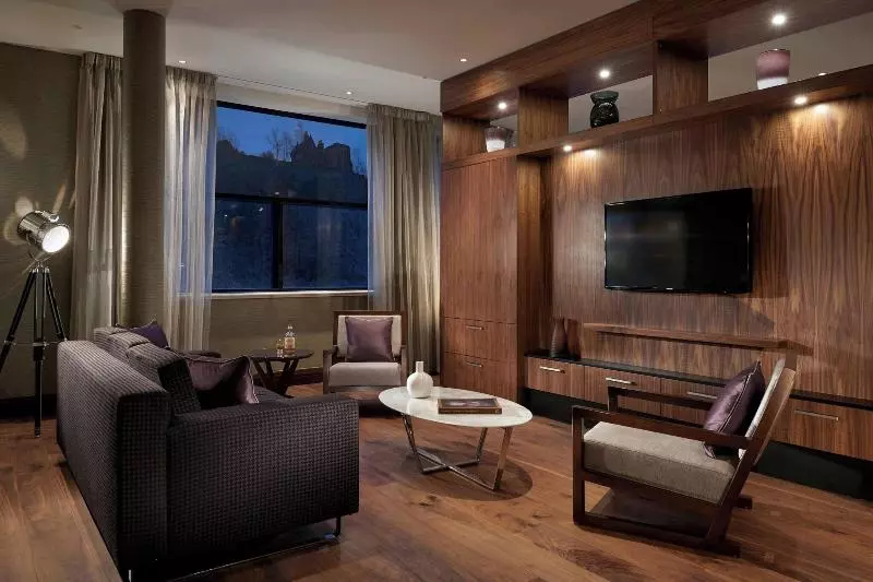 هتل The Glasshouse, Autograph Collection